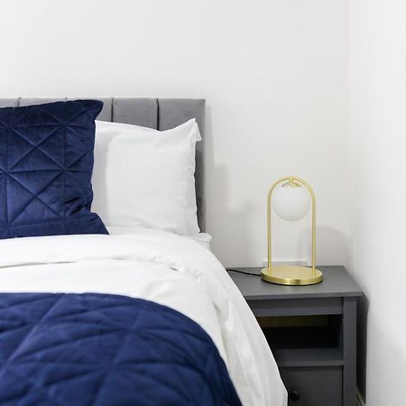 Chic Urban 2 Bedroom Apartments Кардифф Экстерьер фото