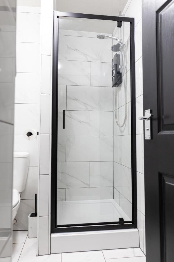 Chic Urban 2 Bedroom Apartments Кардифф Экстерьер фото