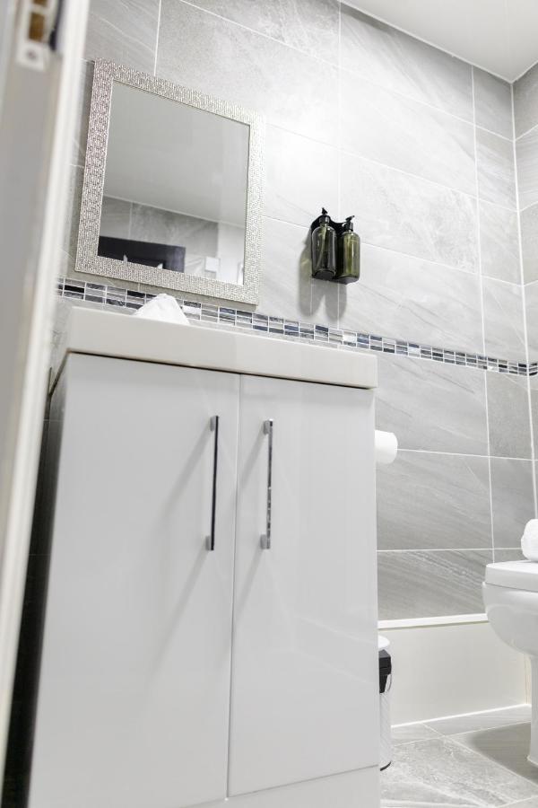 Chic Urban 2 Bedroom Apartments Кардифф Экстерьер фото