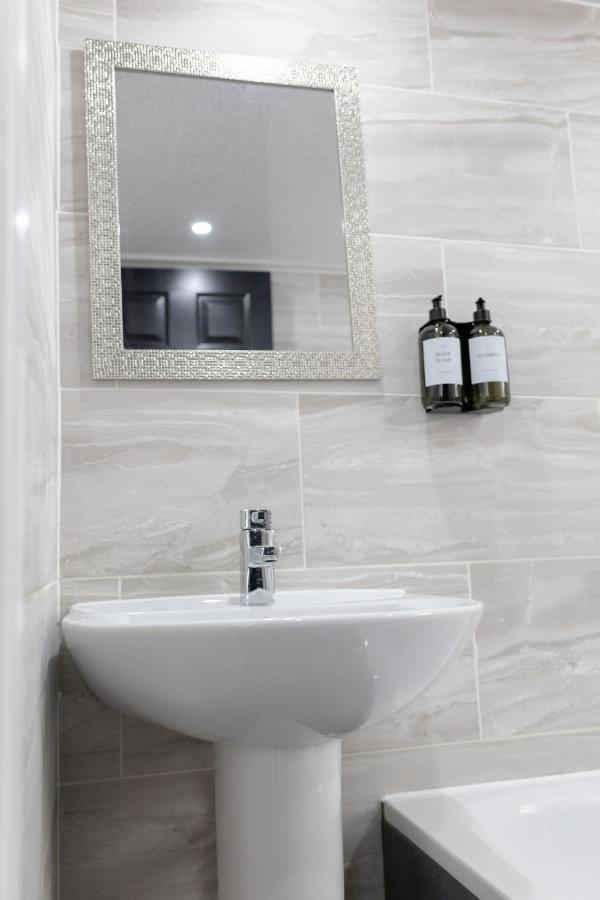 Chic Urban 2 Bedroom Apartments Кардифф Экстерьер фото